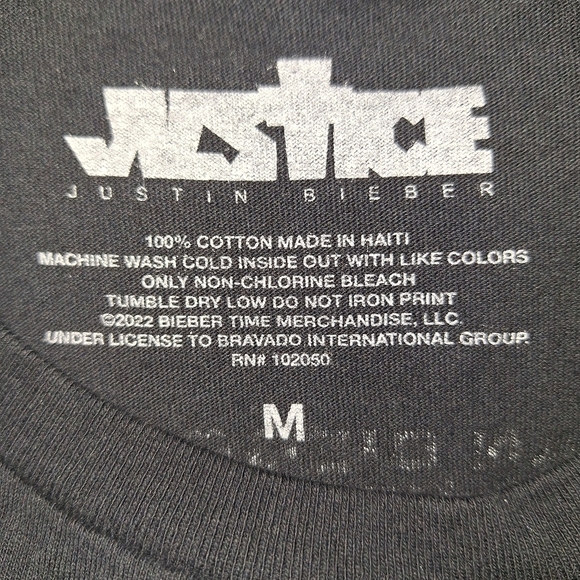 A Justin Bieber Justice concert shirt in a medium. Pre-loved in great shape - Picture 3 of 4